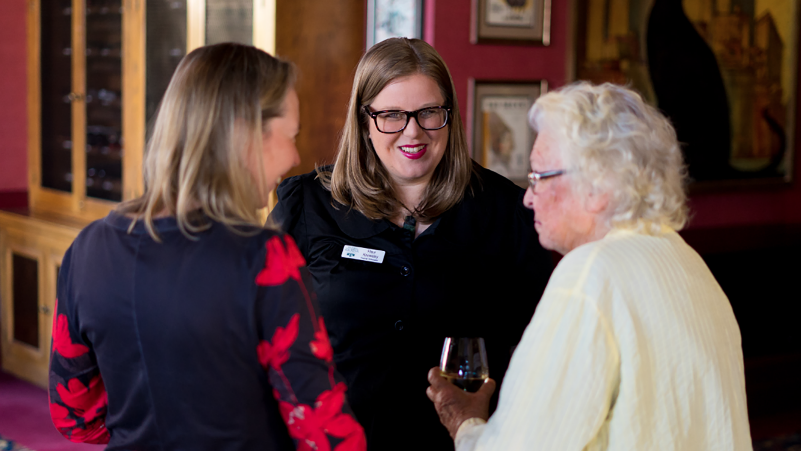 Regional amabassador Fleur Knowsley chats with two attendees at an alumni event in San Francisco.