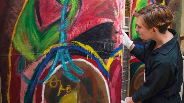 Installation of artwork in Kelburn campus relocated from Karori campus 