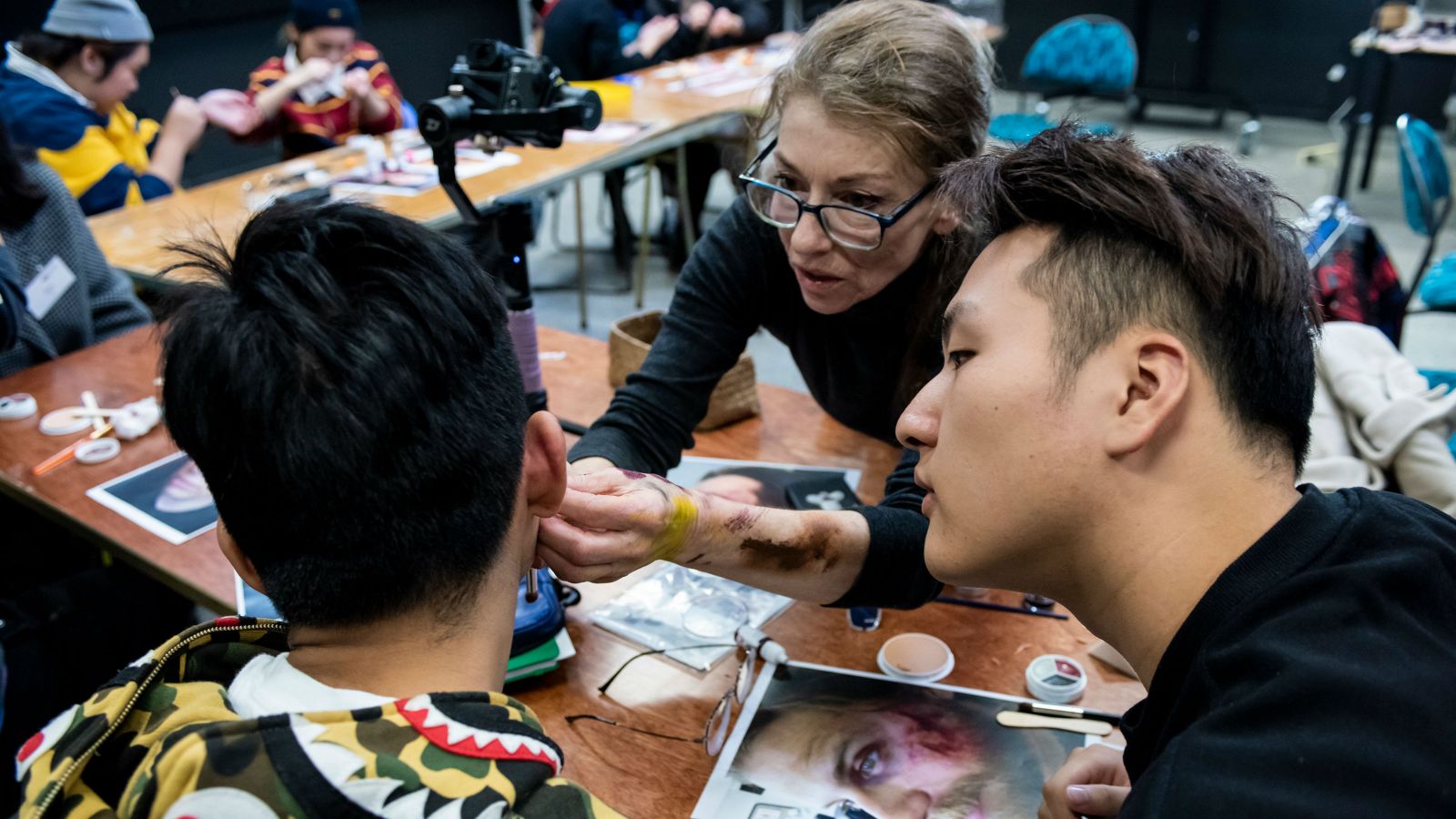 Visit from Chinese university students who receive a lesson in makeup prosthetics. 