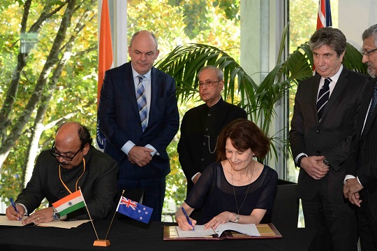 (From left) the High Commissioner for India His Excellency Mr Sanjiv Kohli, Minister for Tertiary Education, Skills and Employment Hon Steven Joyce, President of India His Excellency Mr Pranab Mukherjee, Victoria University Pro-Vice Chancellor Jennifer Windsor, AUT Vice Chancellor Professor Derek McCormack and Victoria University Professor Sekhar Bandyopadhyay at the signing of the MoU.