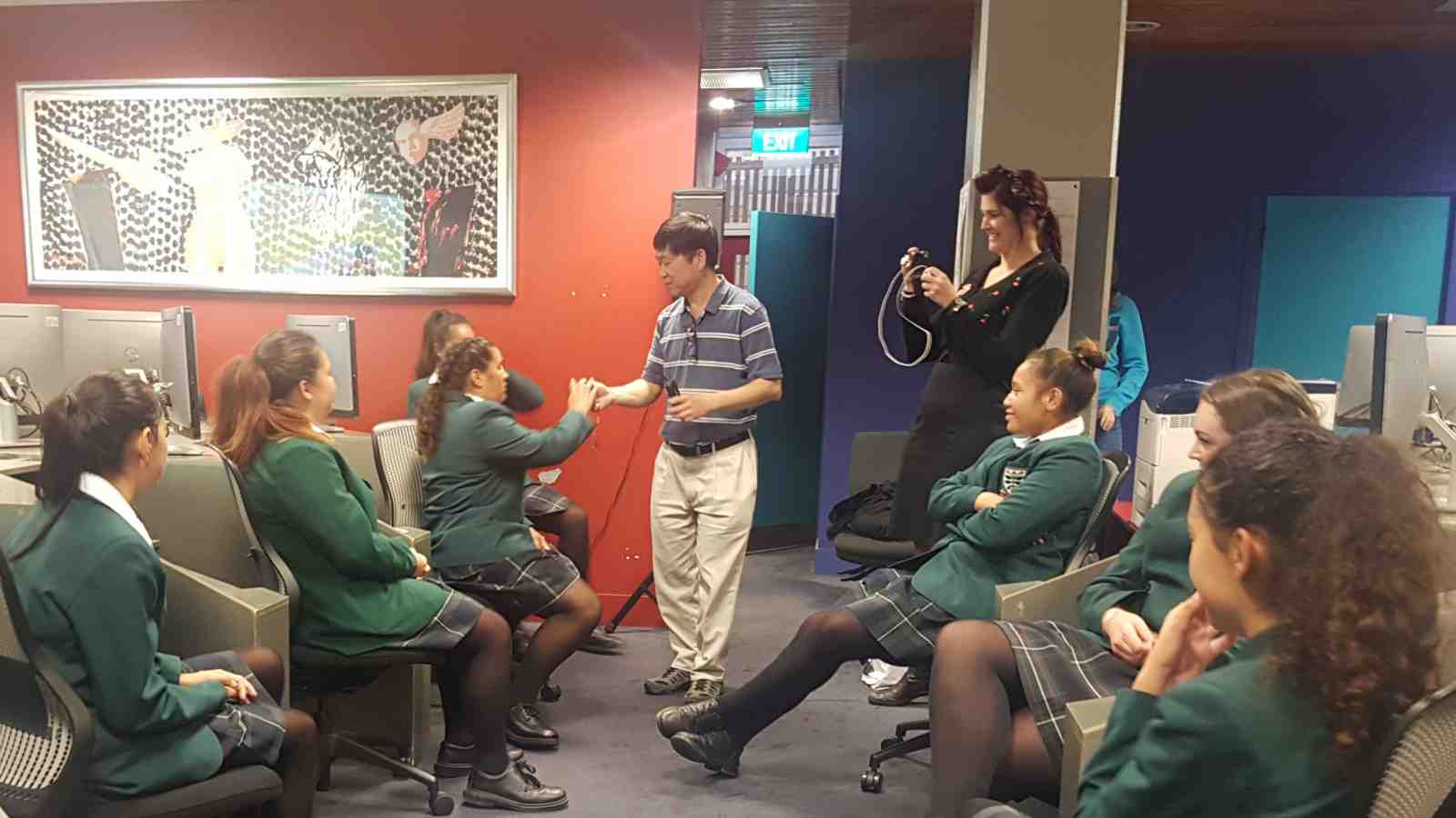 Dr Tiong-Thye Goh engages college students from Karamu High School (Hastings) in an App Development workshop at Victoria University.