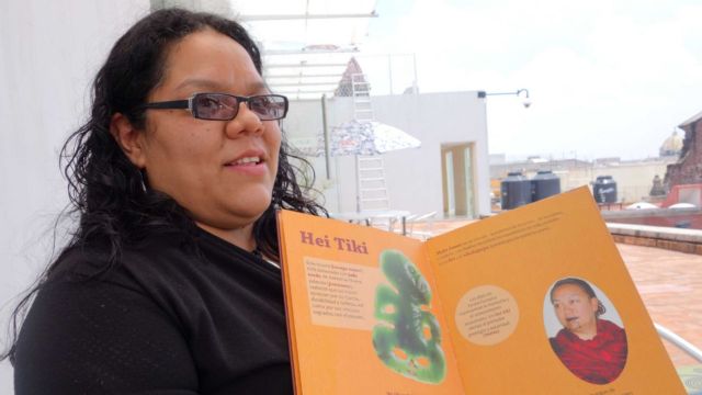 Monserrat Navarro, educator at the Museo Nacional de las Culturas, Mexico, with Orgullo Māori, a resource she developed for E Tū Ake.