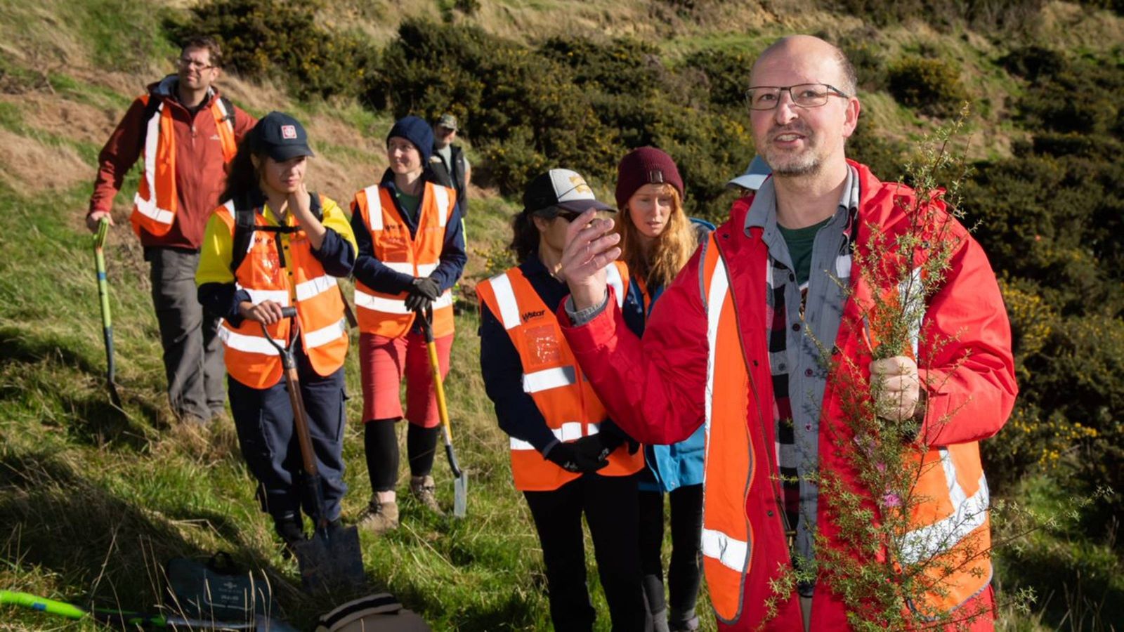 Associate Professor Stephen Hartley talking to volunteers.