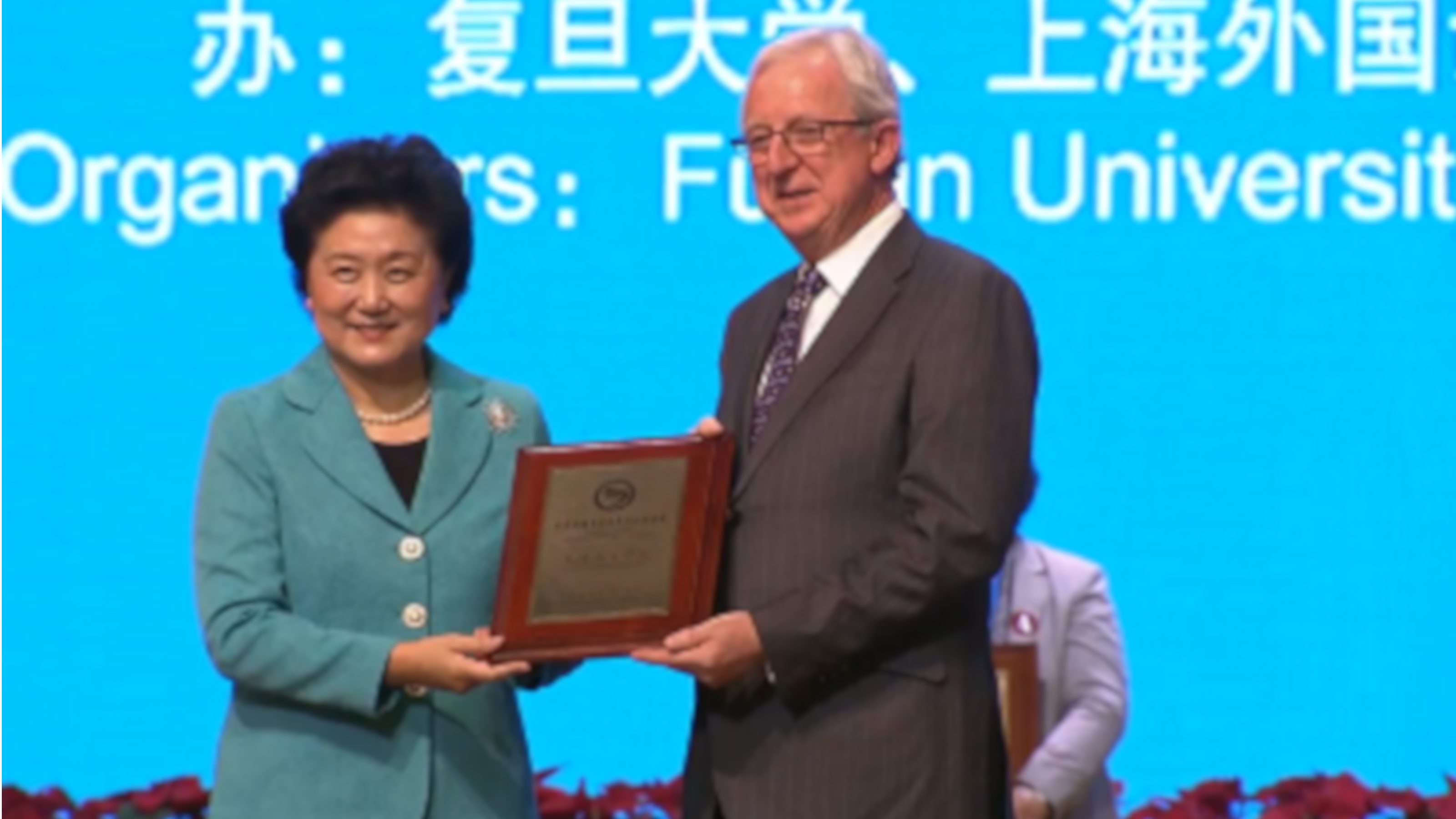 Advisory Board Chairman Tony Browne accepts the 2015 Outstanding Confucius Institute award from Chinese Vice Premier Liu Yandong at the Confucius Institutes Global Conference held in Shanghai on 6 December 2015