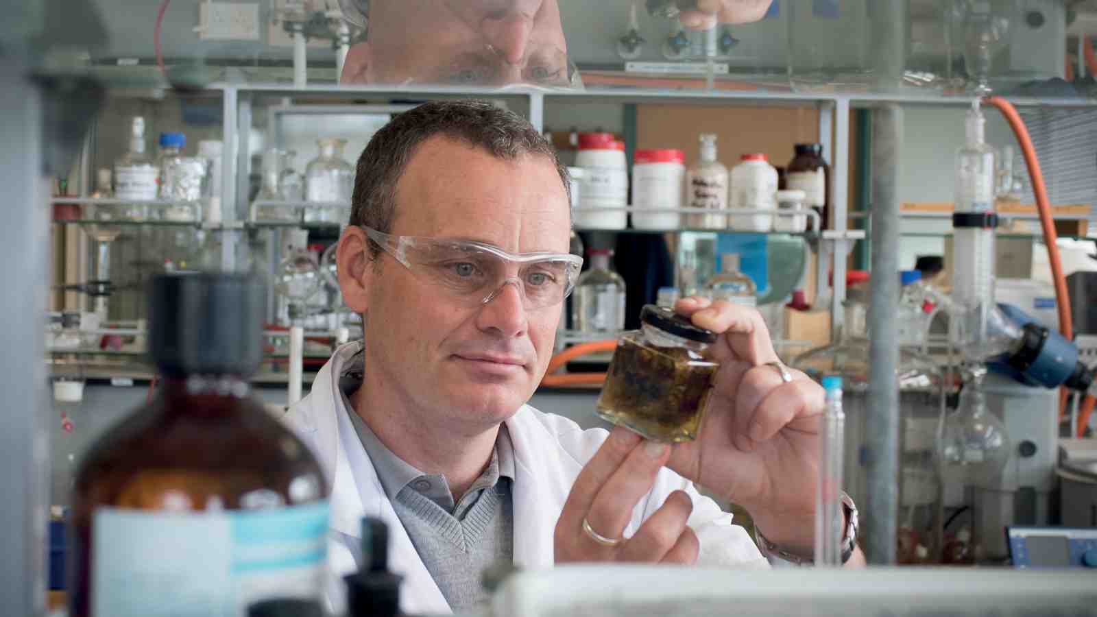 Victoria academic and senior lecturer in the School of Chemical and Physical Sciences, Rob Keyzers working in one of our science labs.