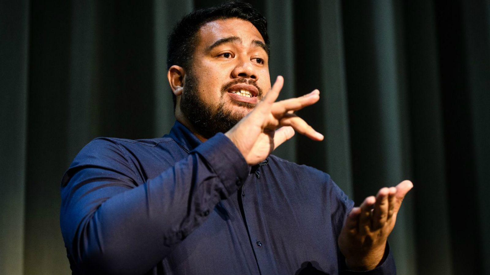 An image of Alan Wendt giving a talk. Photo credit: Deaf Aotearoa.