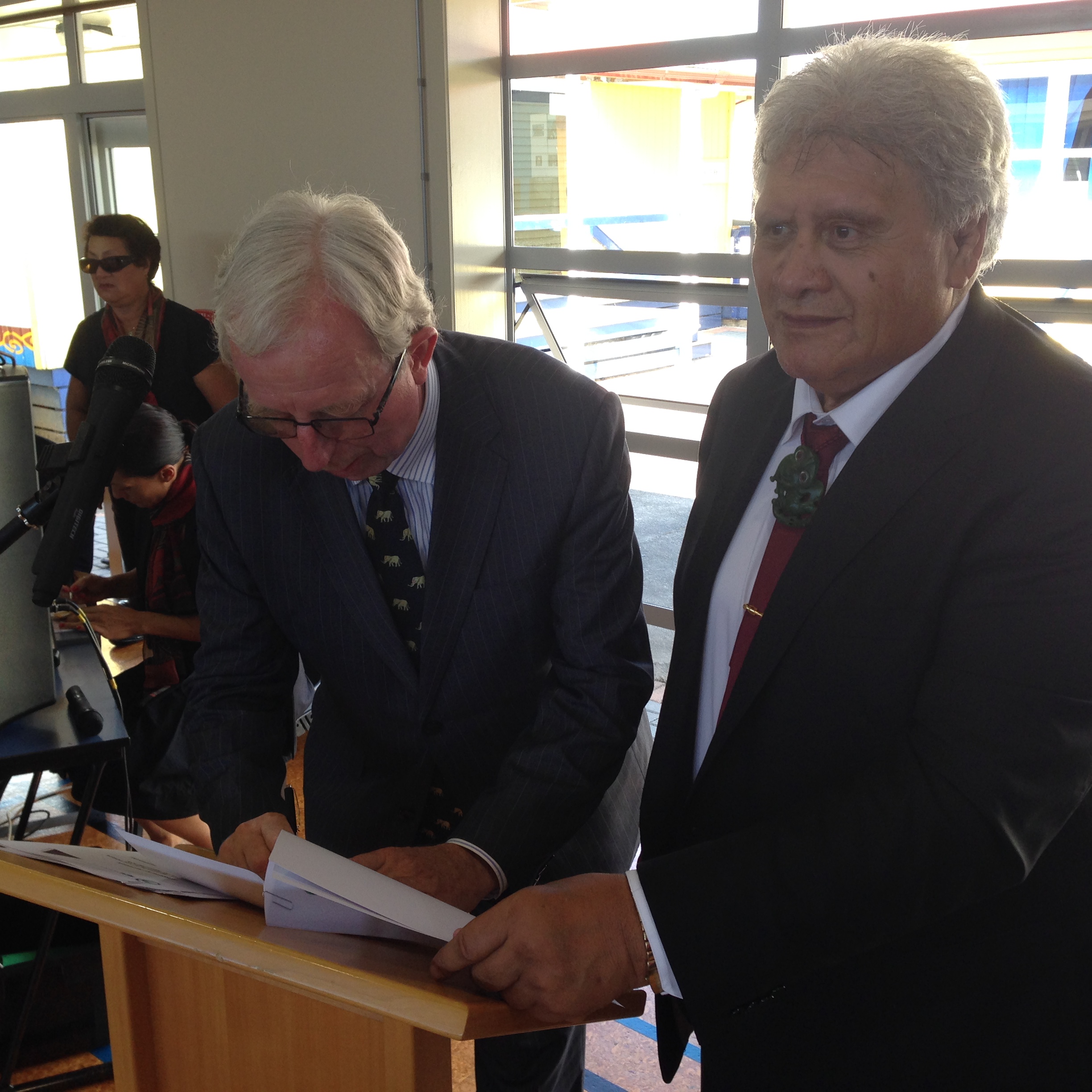 CI VUW Chairman Tony Browne and Te Kura Kaupapa Motuhake O Tawhiuau Ngati Manawa Principal Pem Bird co-sign the agreement 2