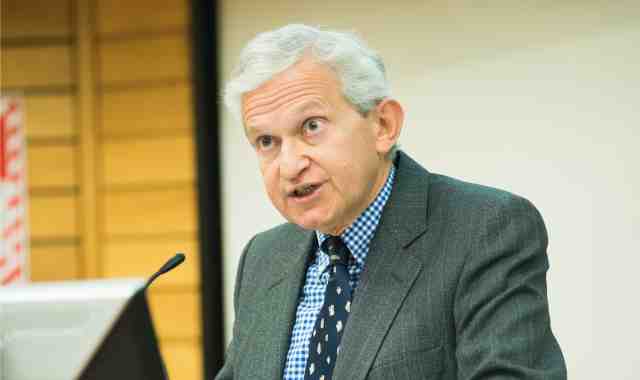 Sir Geoffrey Vos speaks at a public lecture at the law school.