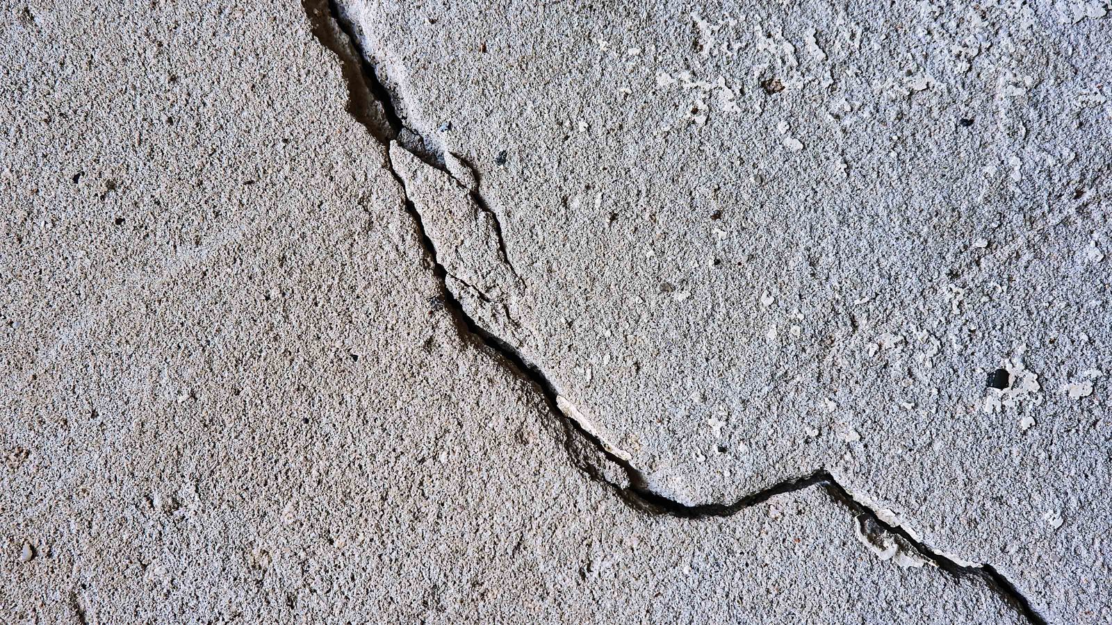earthquake crack
