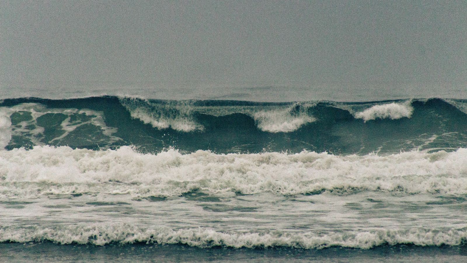 Big ocean waves approaching the shore