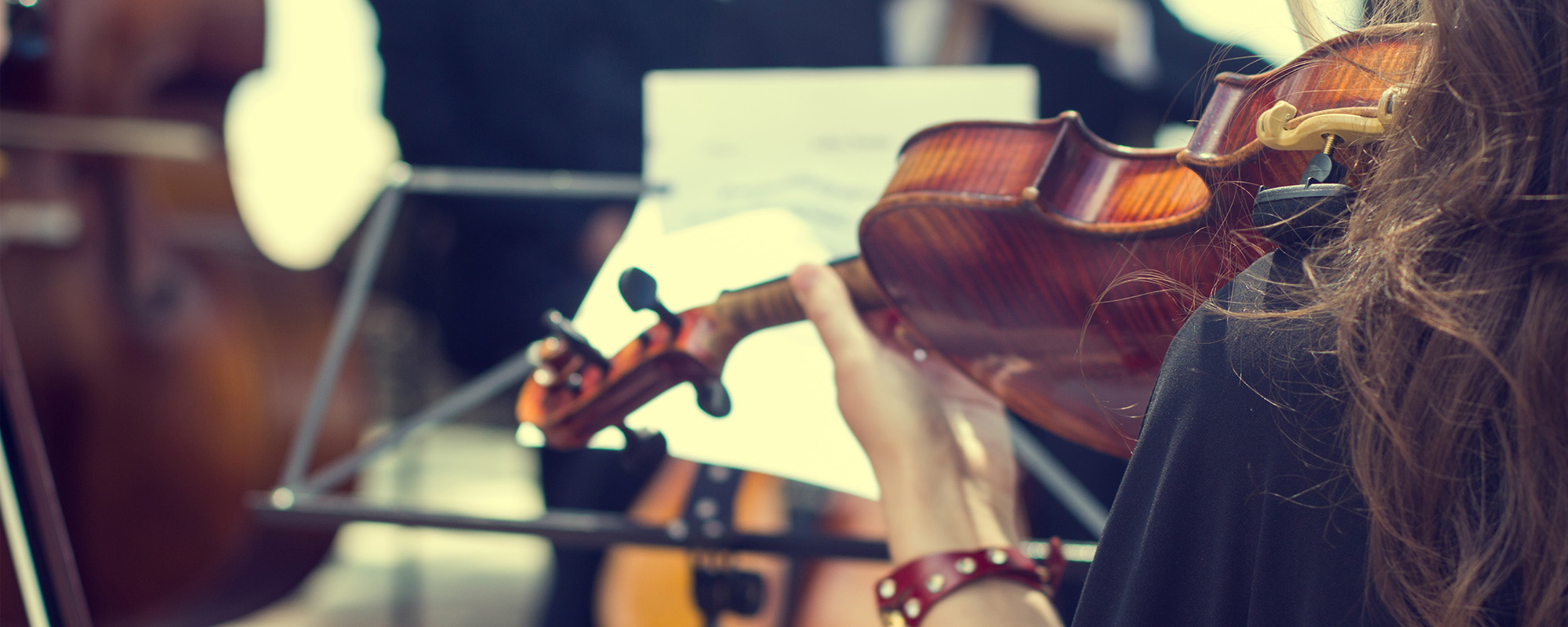 A female student plays the violin.