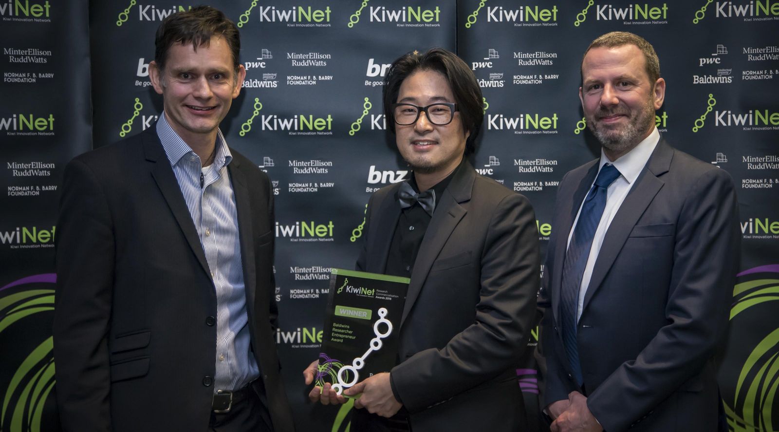 Associate Professor Taehyun Rhee (centre) at the KiwiNet Awards