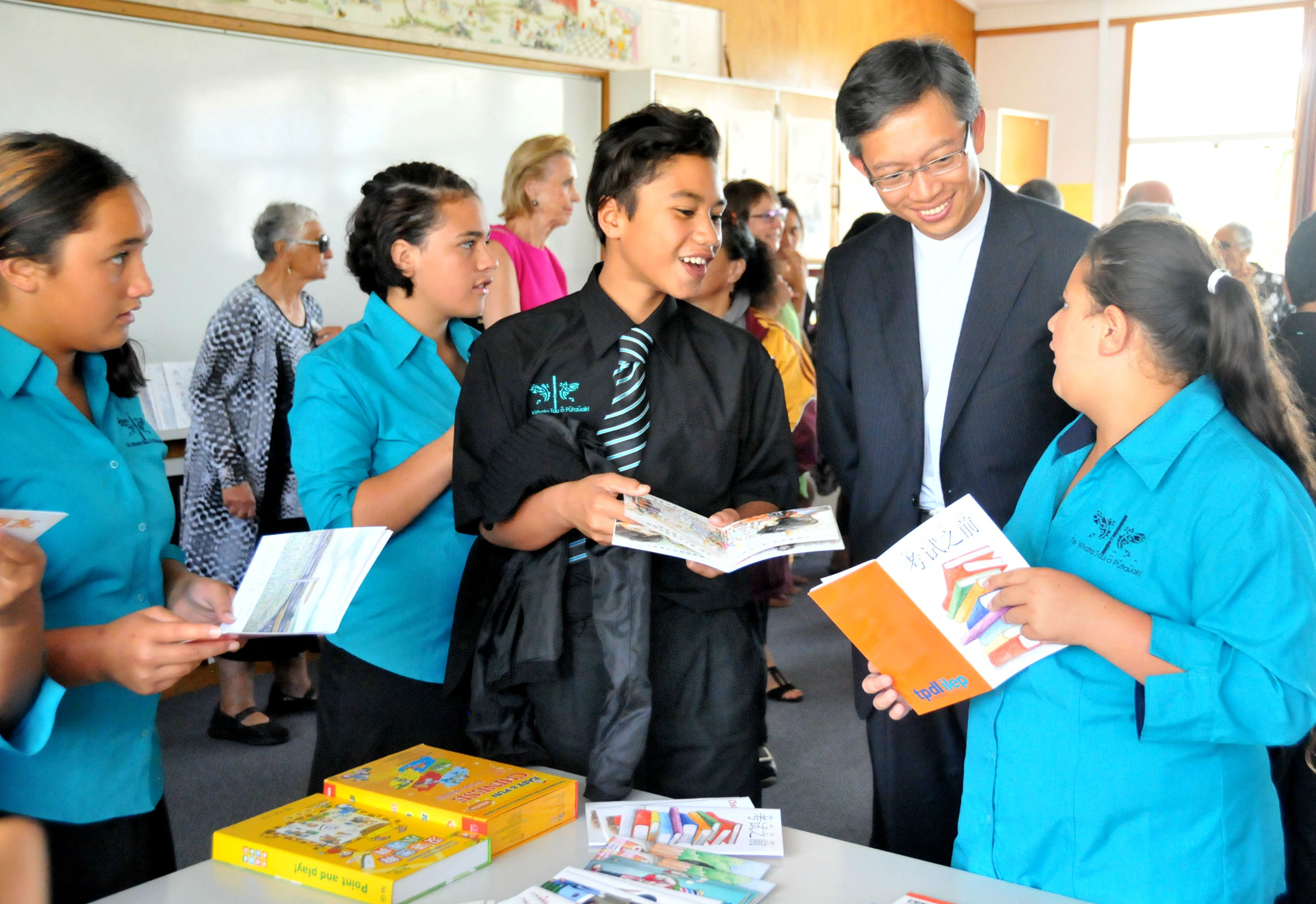 Chinese Ambassador Mr Wang Lutong and students discuss learning Chinese.