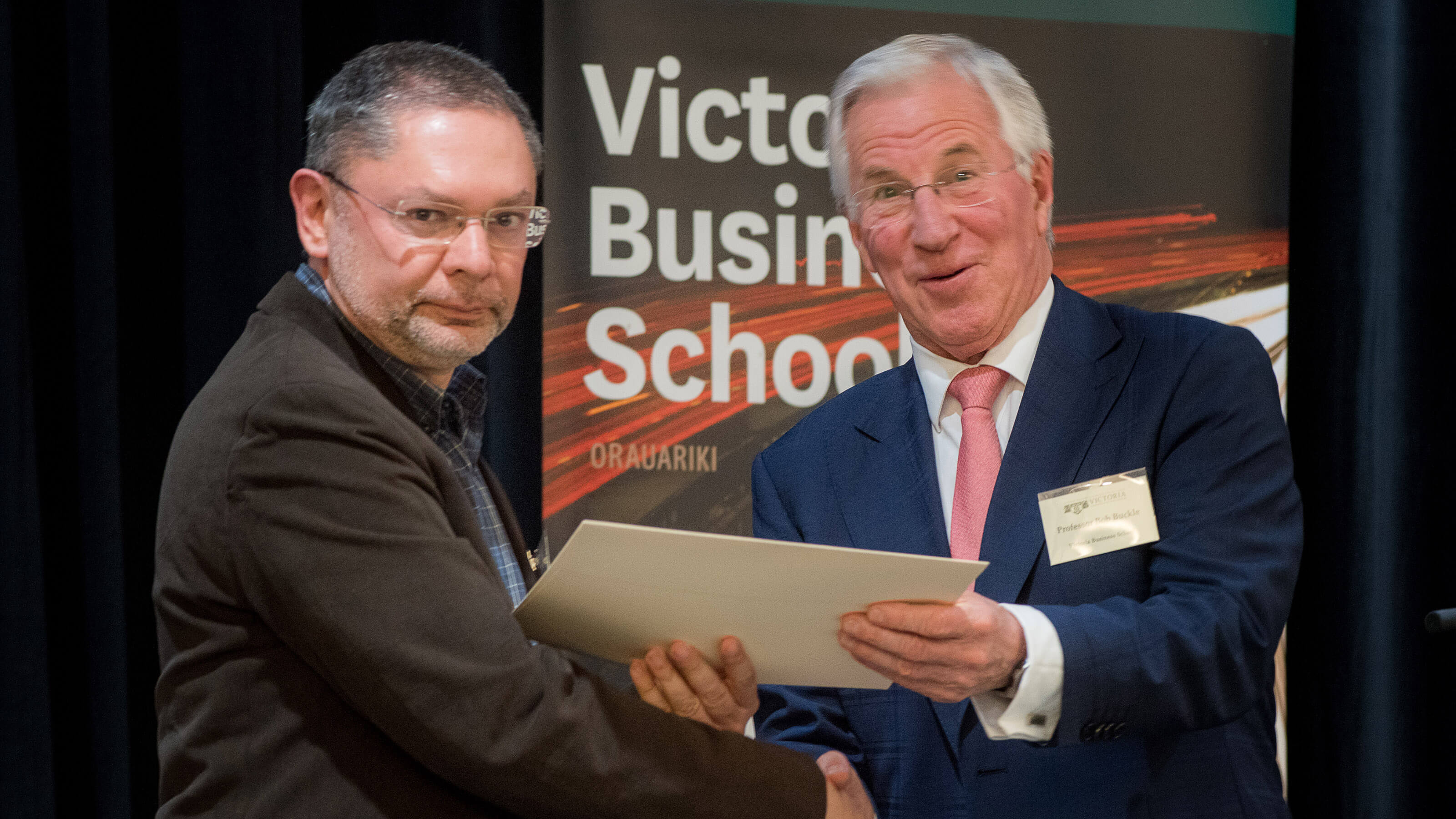 Bob Buckle congratulates AProf Pedro Antunes