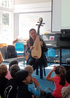 Jingyuan plays the pipe at Te Aro School. Image courtesy of Kristin Holmes