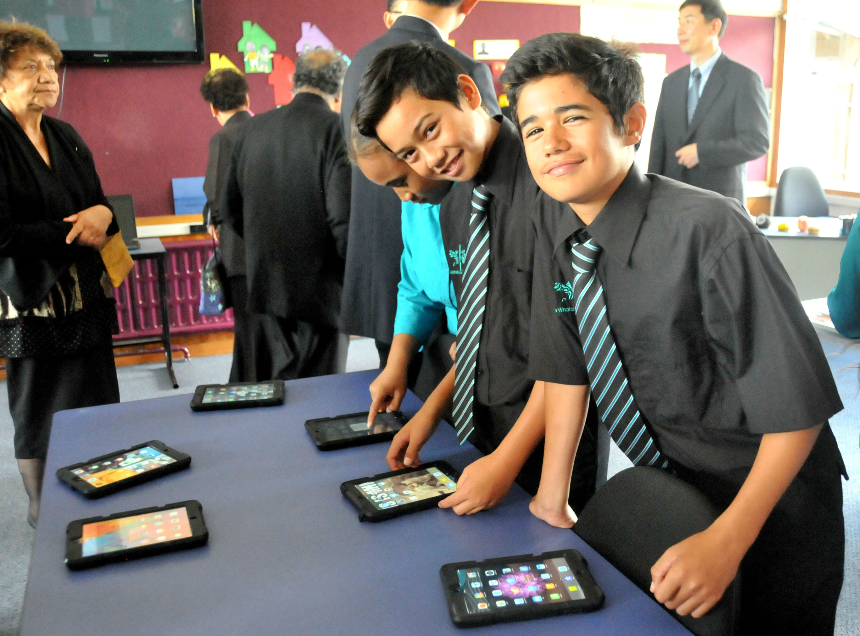 Students learn Chinese through multimedia devices.