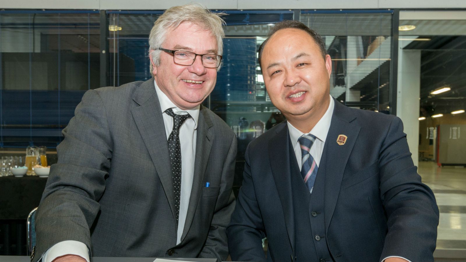 Victoria's Professor Mike Wilson (left) and Mr Zheng Liguo, president of JAI.