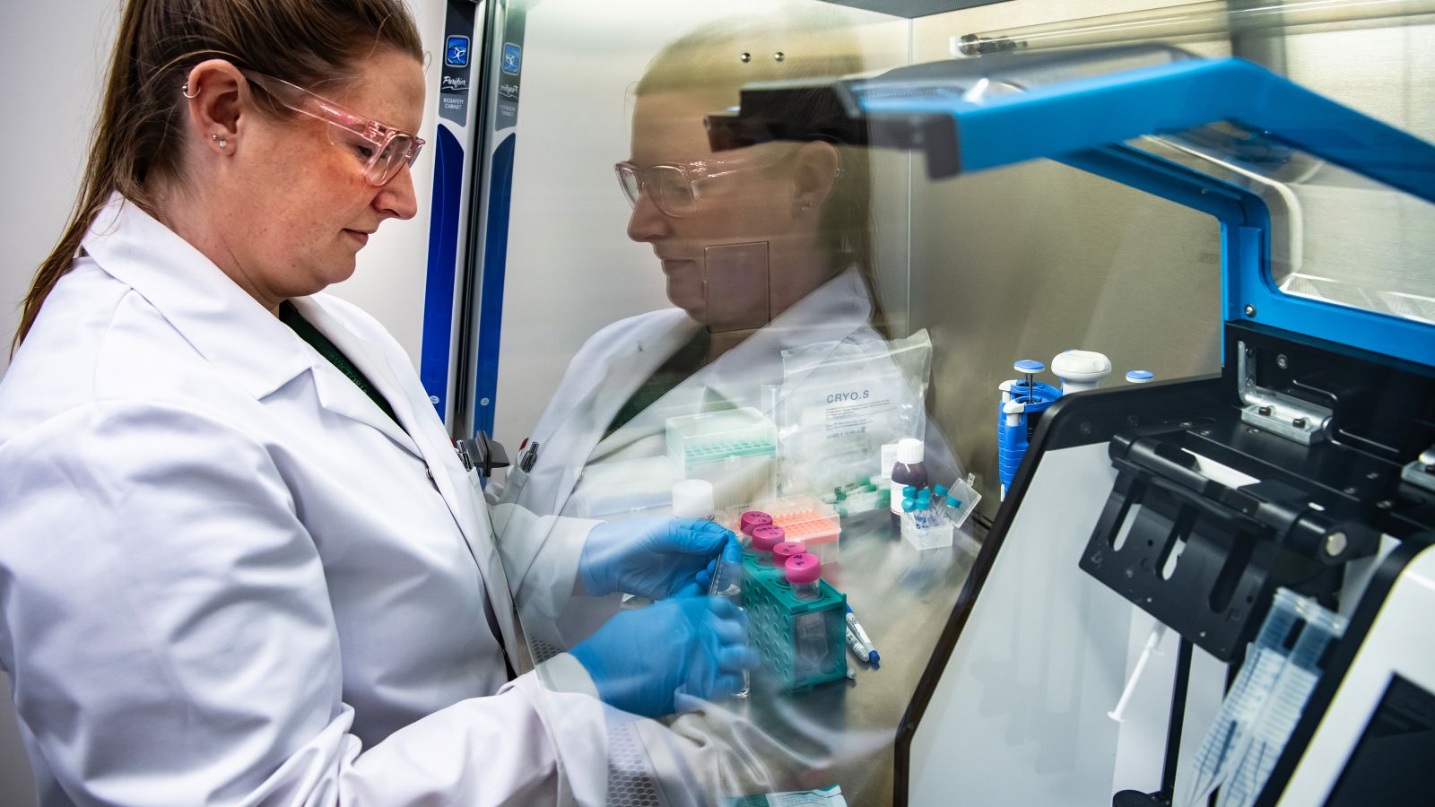 Scientist using NanoAssemblr Ignite system