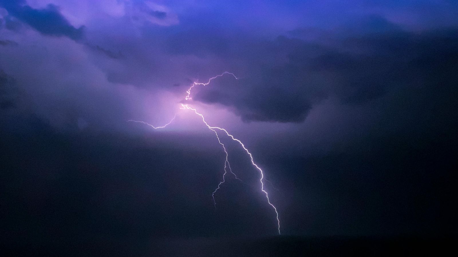 Lightning bolt in night sky 