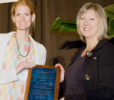 Crystal Hoyt (L) from Jepson presents Suze Wilson with the 2014 Jablin Award. 