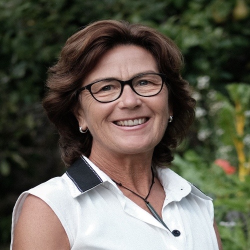 Rebecca Macfie profile-picture photograph